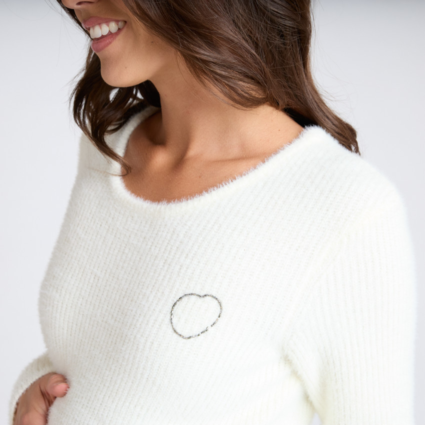 Jurk met lange mouwen in gebreide, pelucheuze stof, effen écru, met geborduurd parelhart op de borst 