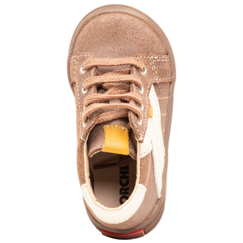 Contrasterende, lederen laarsjes met veters  