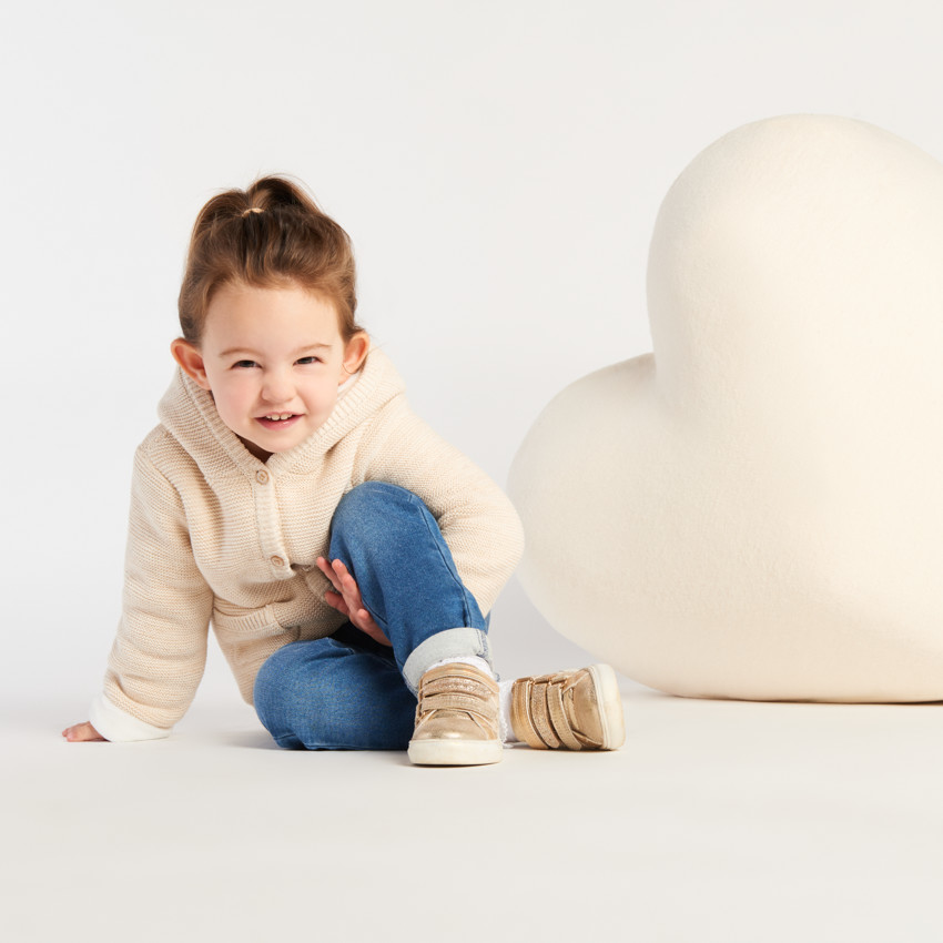 Gebreid vestje met kap en hartborduursel voor babymeisje 