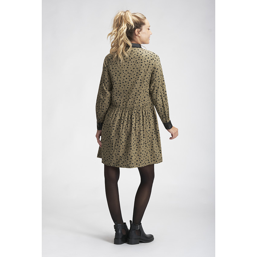 Robe chemise de grossesse en toile imprimé léopard avec détails en simili cuir 