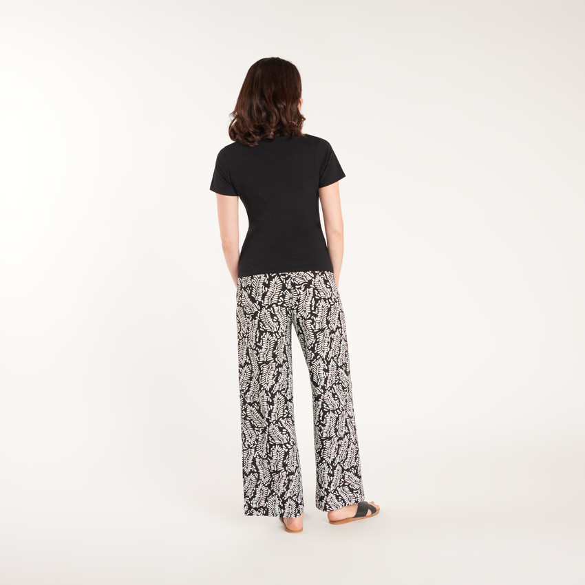 Wide and flowing pants with a high printed waistband for pregnant women. 