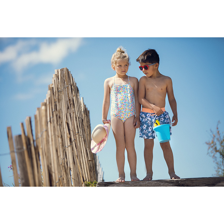 Hoedje in gevlochten namaakstro met roze touwtjes 