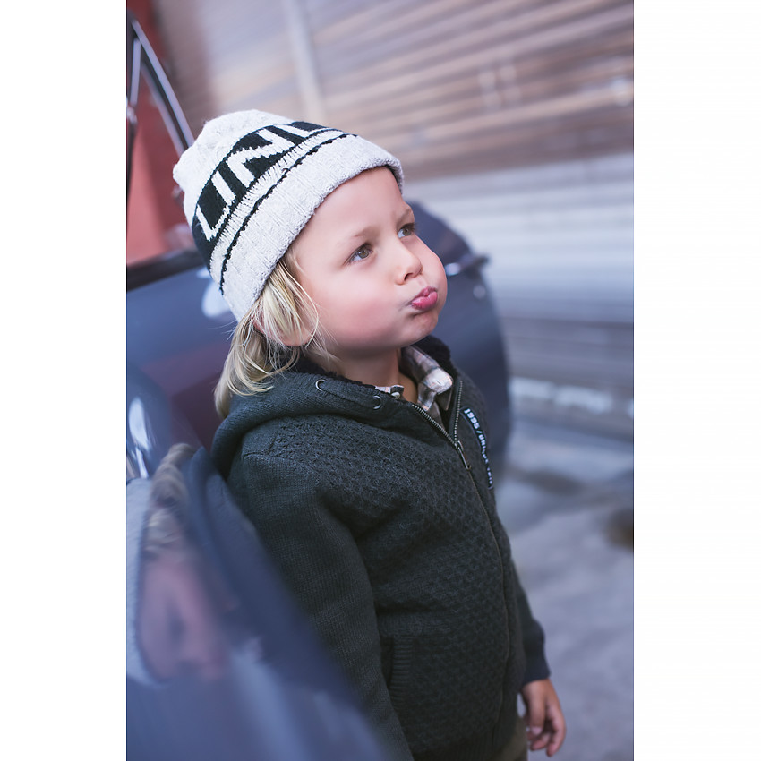 Tricotmuts met tekst van jacquard en pompon  