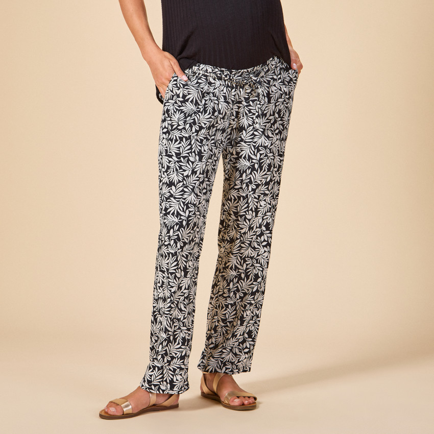 Vrouwelijke broek met bloemenprint en ceintuur 