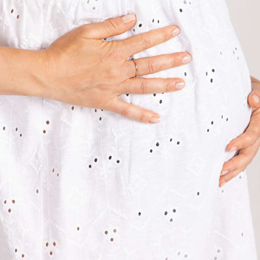 Nuisette de grossesse et d'allaitement en broderie anglaise 