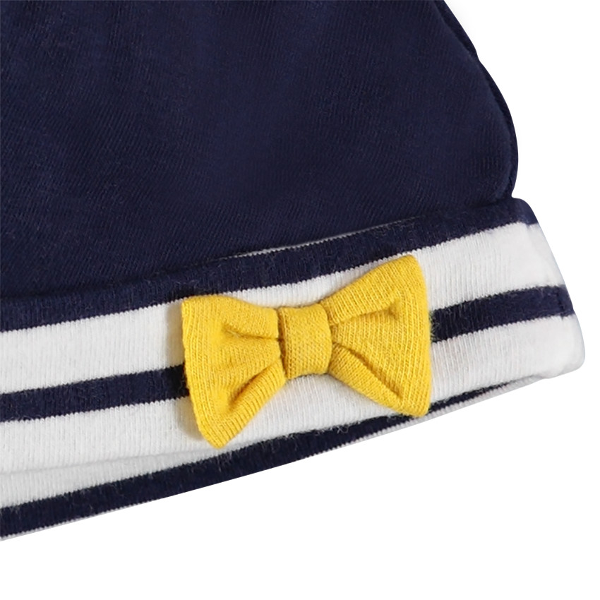 Muts uit jerseystof met fantasiestrik 