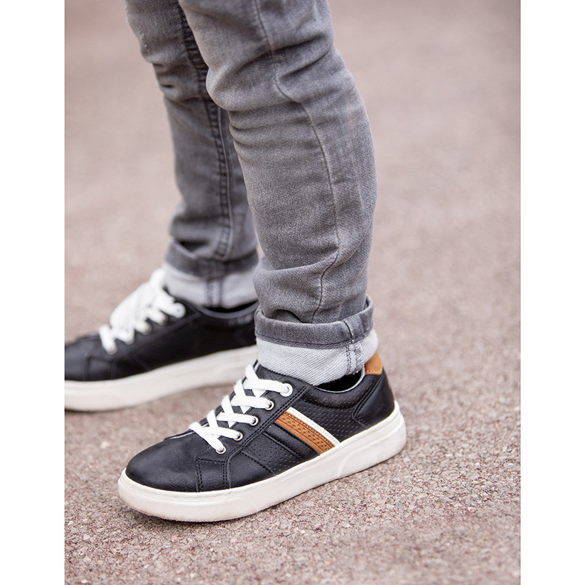 Lage sneakers met lederlook, veters en strepen in contrastkleur 