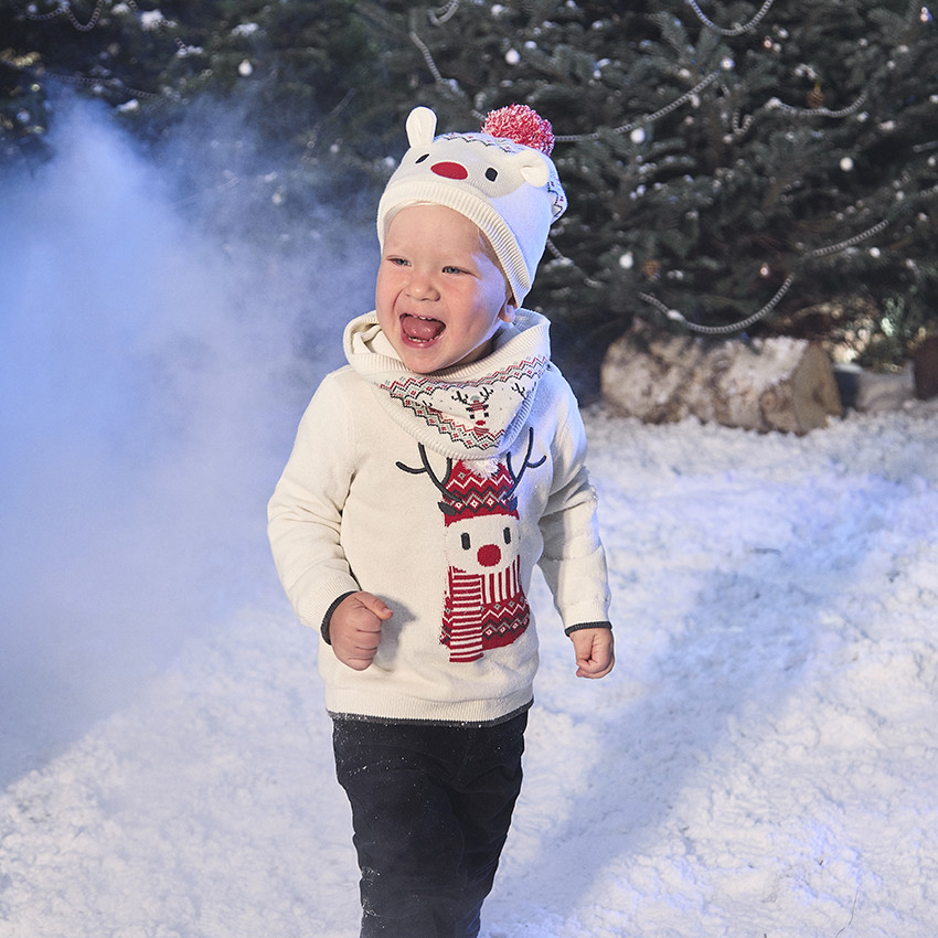 Muts en snood gebreid voor kerst voor baby