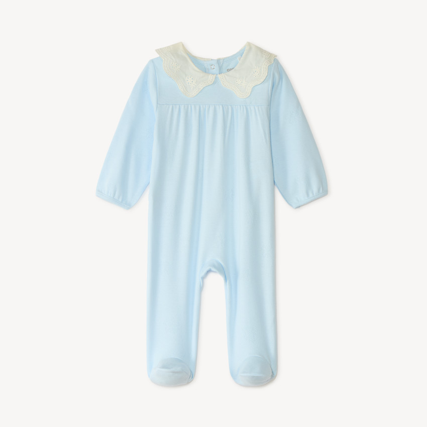 Licht slaapkleed met volantkraag van Engelse borduur voor meisjesbaby. 
