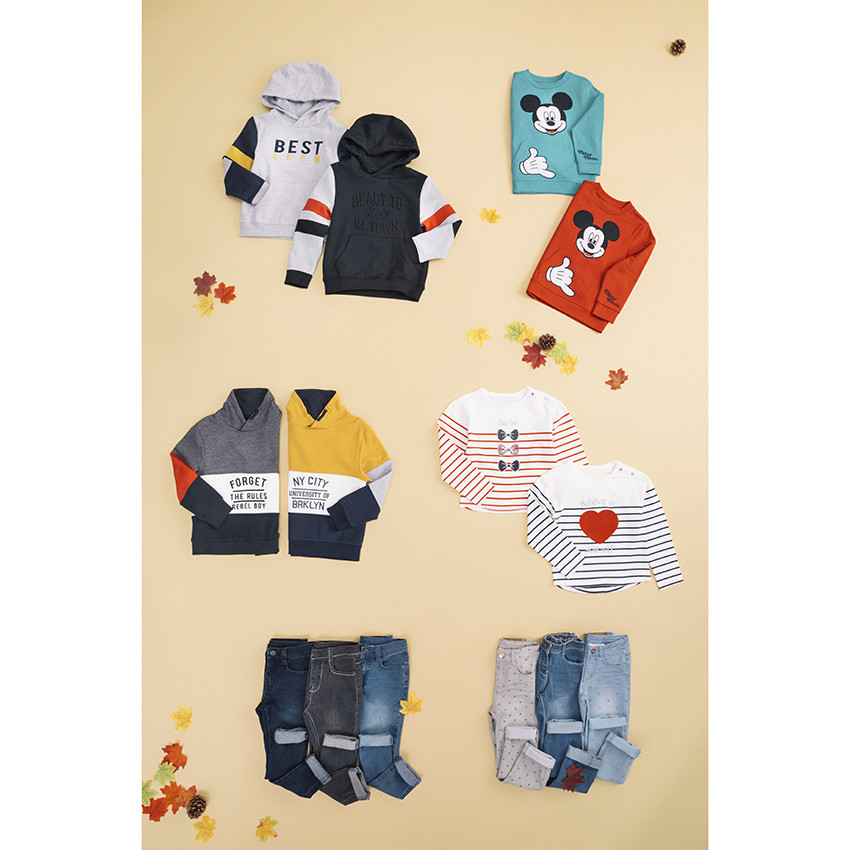 Jeans met used effect en "all-over" sterren 