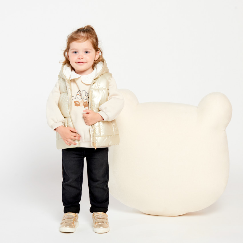 Mouwloze bodywarmer met kap en speelse oren voor babymeisje 