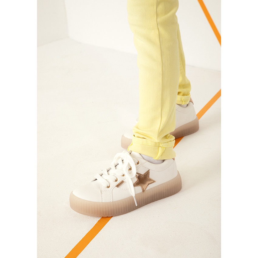 Lage sneakers met veters en dikke roze zool voor meisjes 