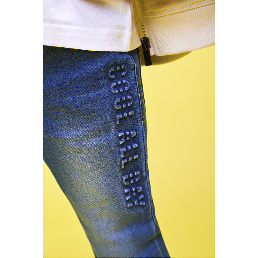 Slimme jeans met reliëfprint voor jongens 