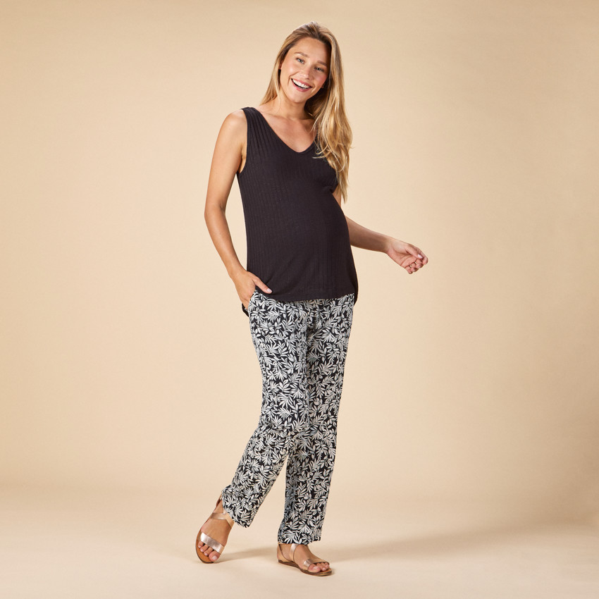 Vrouwelijke broek met bloemenprint en ceintuur 