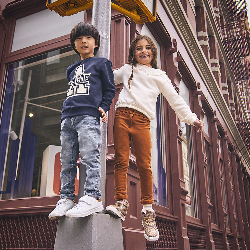 Meisjes sweatshirt met claudinekraag in Engels borduursel 