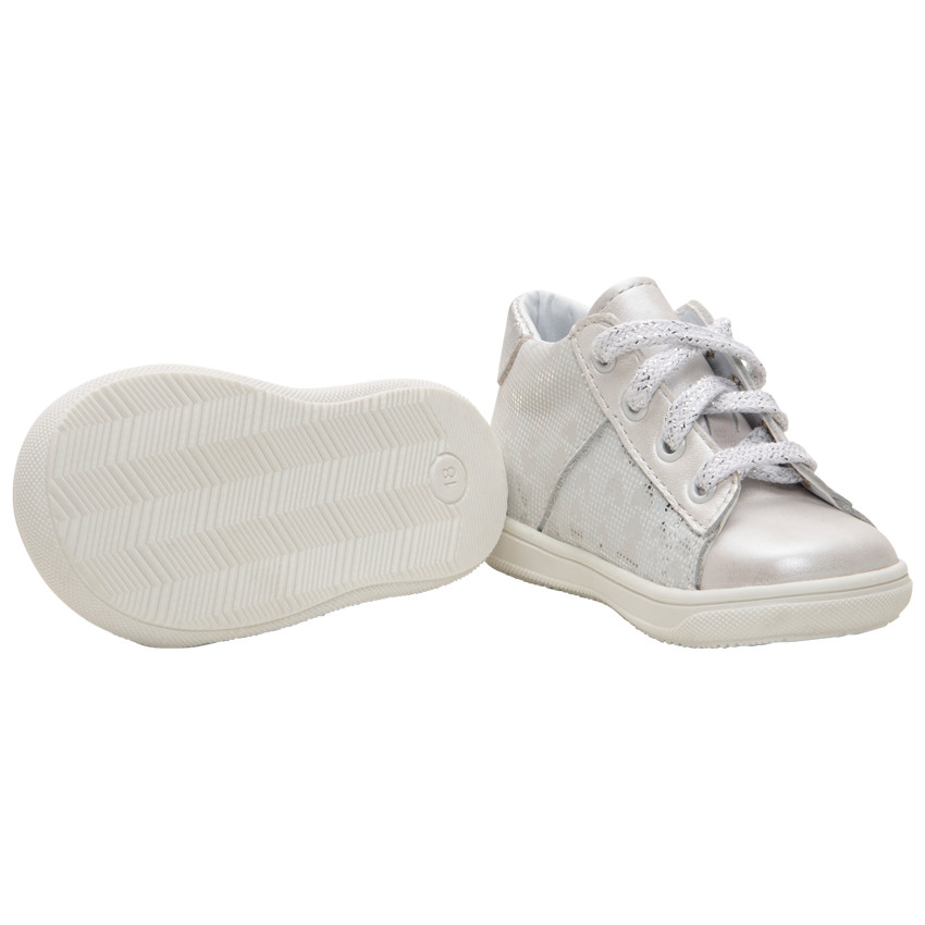 Iridescente laarsjes met zilveren motief en veters 