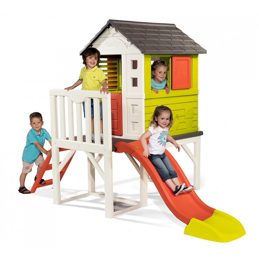 Maison pilotis d'extérieur avec toboggan 