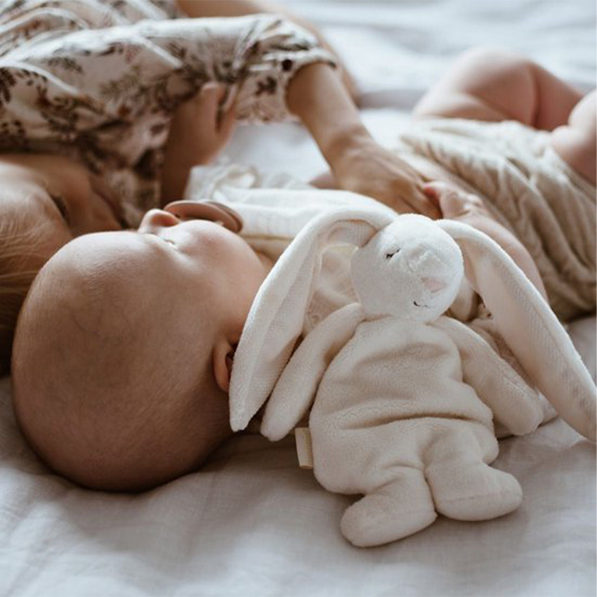 Peluche Mini Bunny avec granules sensoriels Crème/Rose 