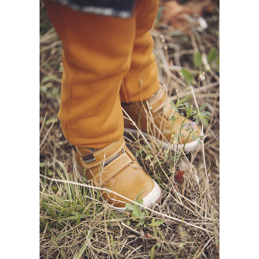 Laarsjes met camelkeurig ledereffect en klittenbandsluiting 