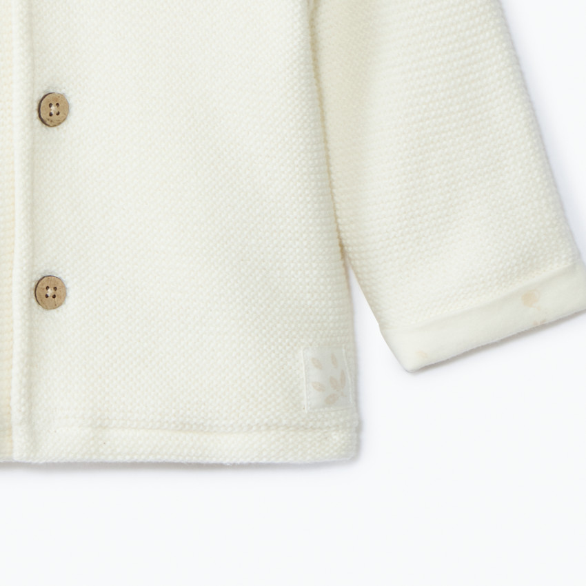 Gebreide jas met kap in effen ecru voor baby 