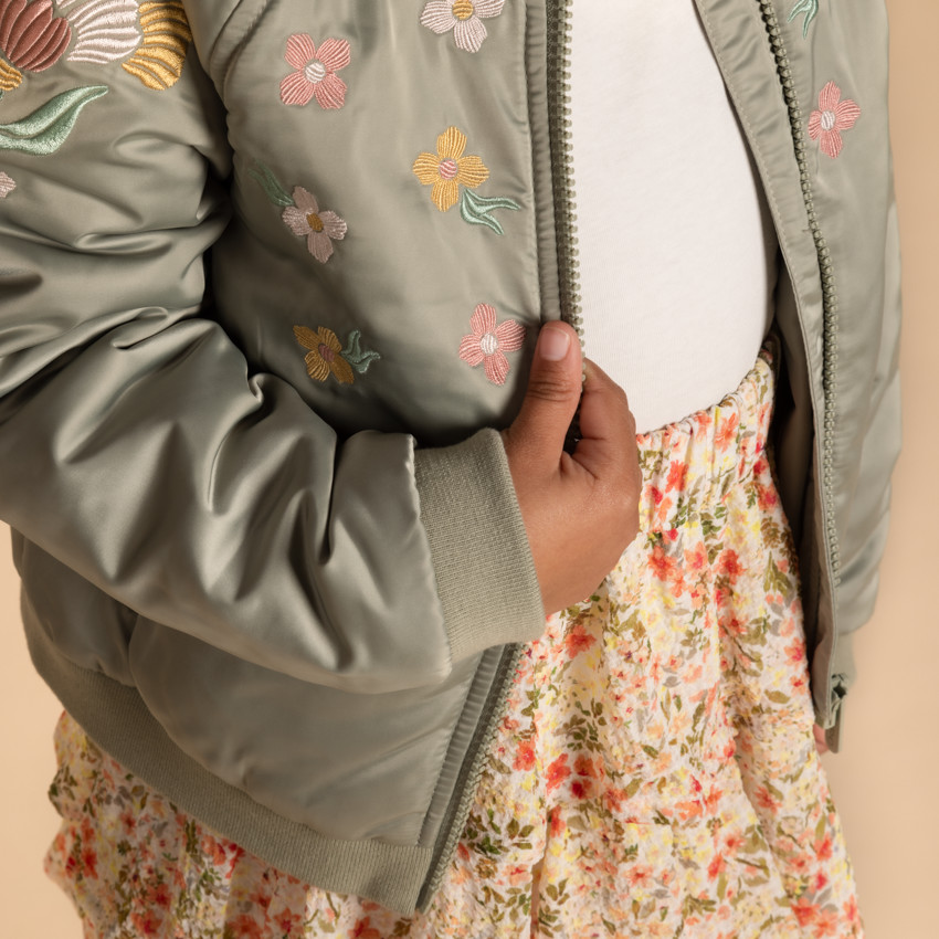 Meisjes bomberjack in satijnen stof met geborduurde details 