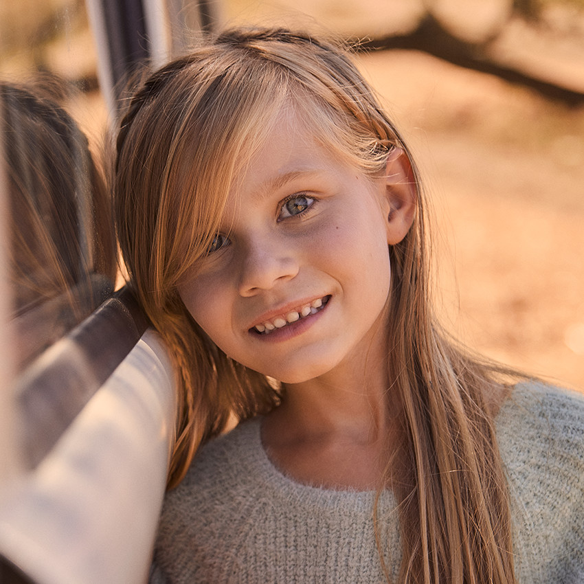 Pull en tricot côte uni avec empiècement volanté pour fille 